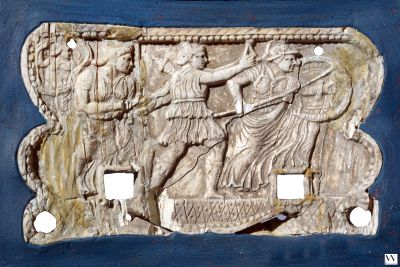 Ελεφαντοστέινο πλακίδιο βάσης για την στερέωση και ανάγνωση ρολών παπύρου από την Πομπηία με την Δήμητρα, την Άρτεμη και την Αθηνά να καταδιώκουν το άρμα του Άδη, 79 μ.Χ. (η πίσω όψη)